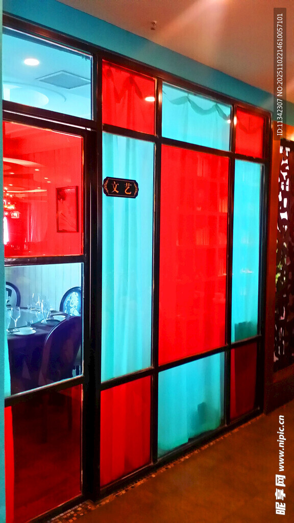 彩色玻璃拼接的时尚墙面