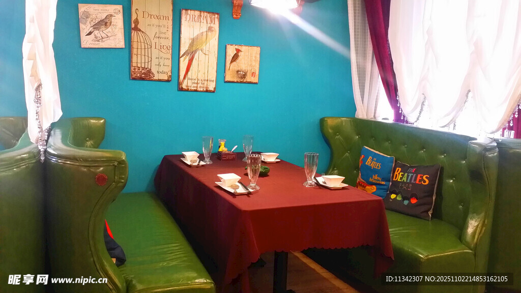 多彩温馨的室内用餐角落