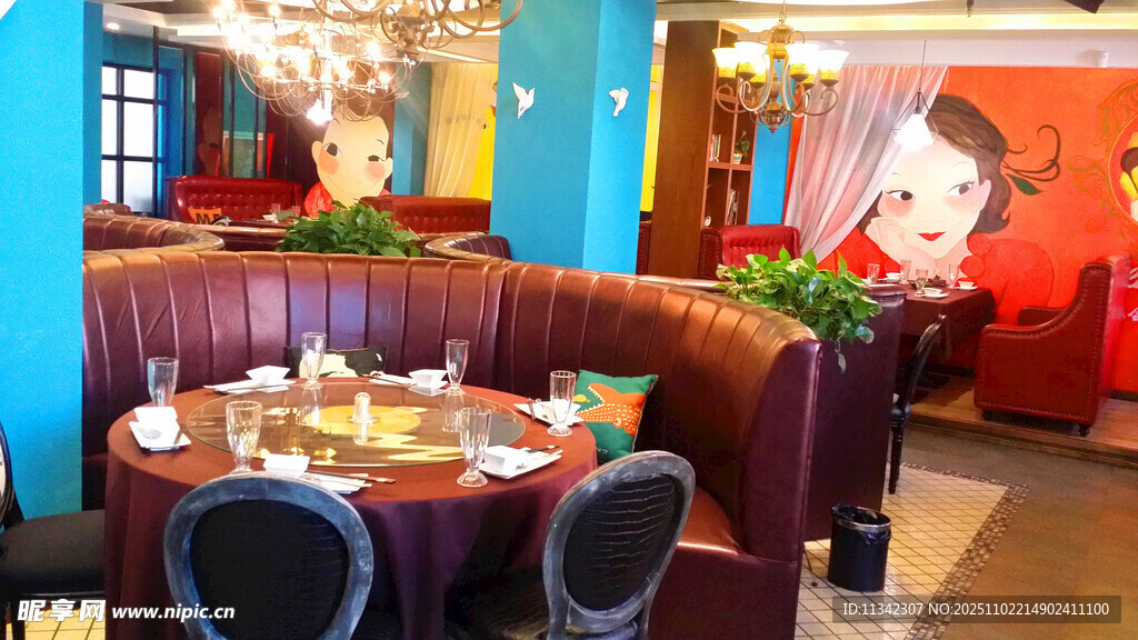 色彩缤纷的餐厅用餐场景