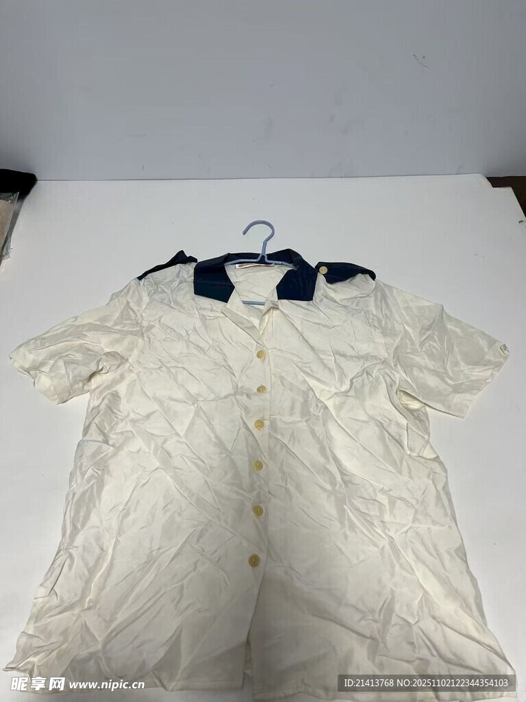 白色蕾丝短袖上衣展示