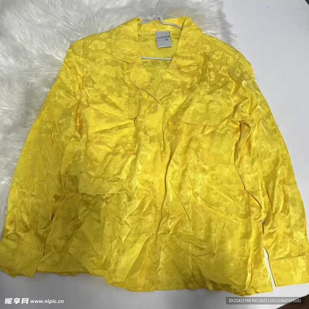 黄色褶皱上衣展示