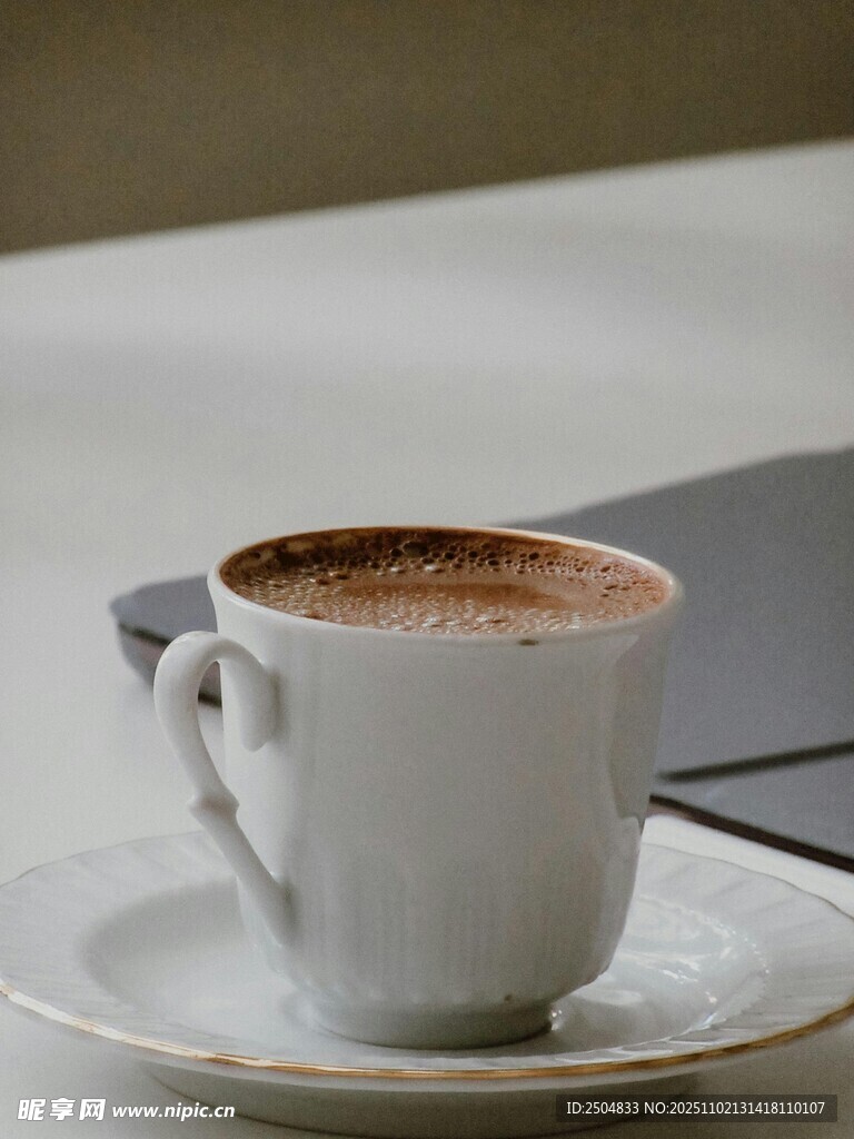 白色杯碟中的香醇咖啡