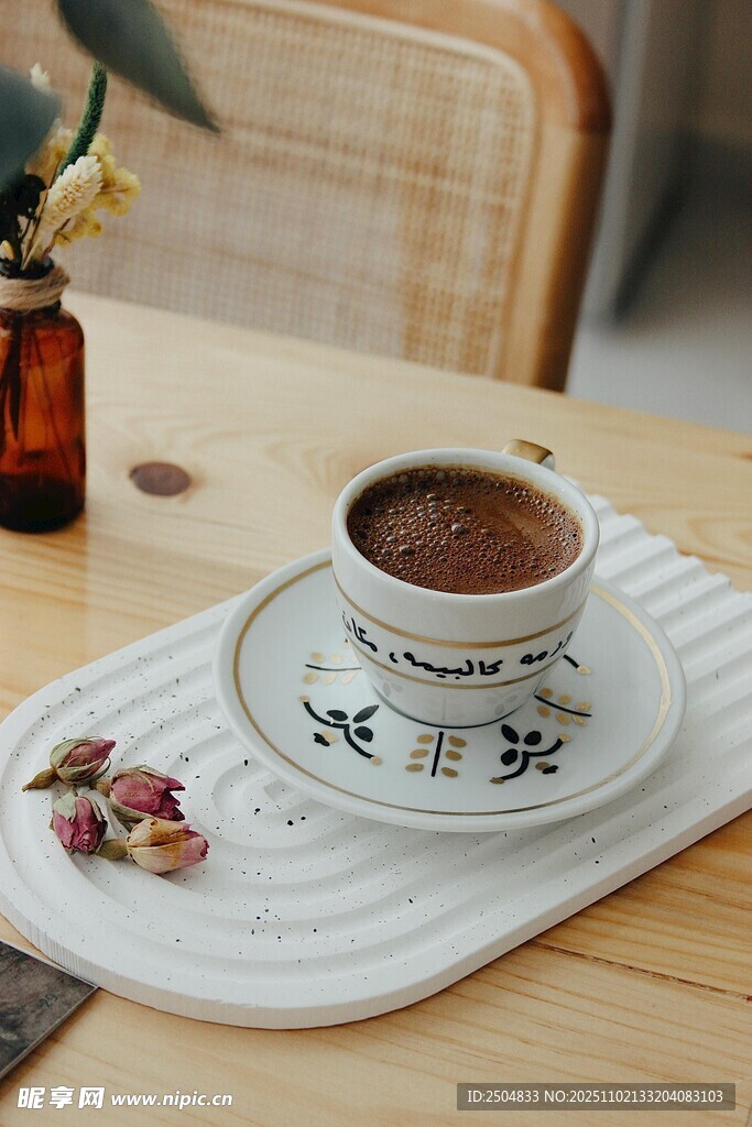 精致土耳其咖啡摆于桌