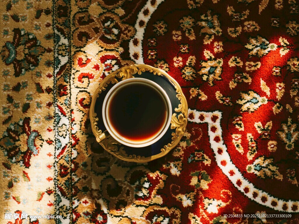 复古花纹布上的精致杯具