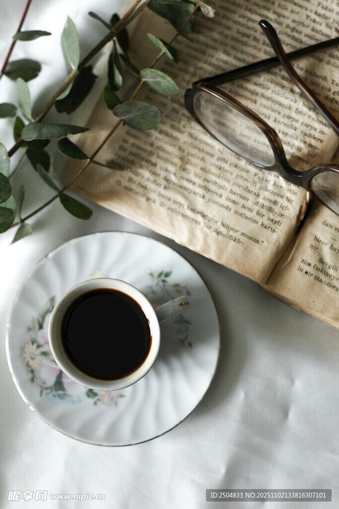 咖啡与书卷的惬意时光