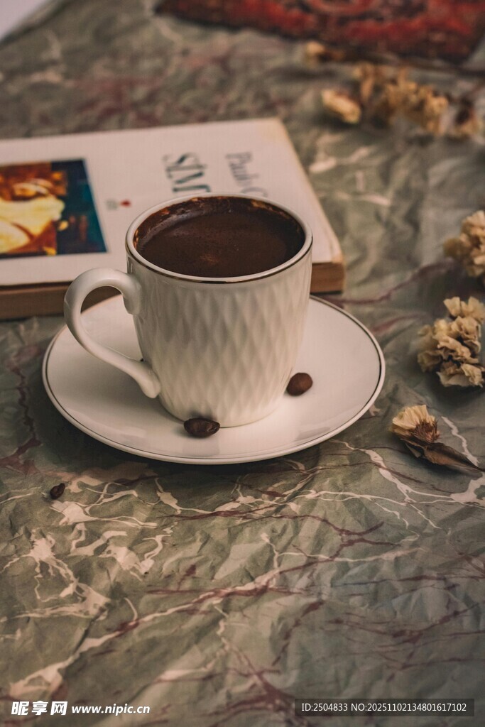 一杯热咖啡置于复古桌面