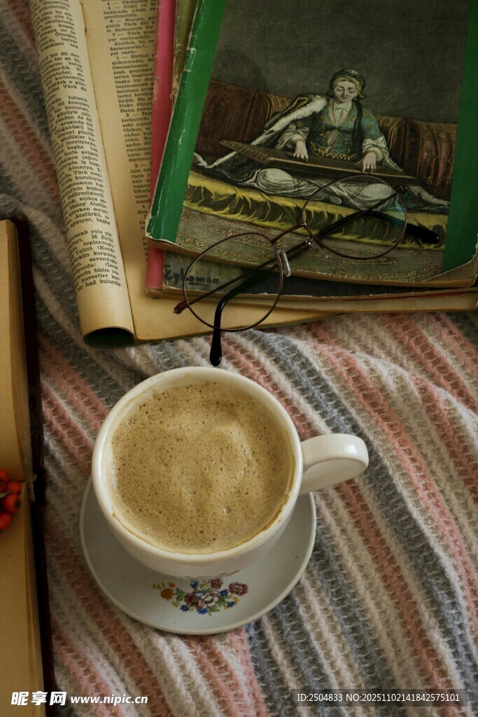 咖啡相伴的惬意阅读时光