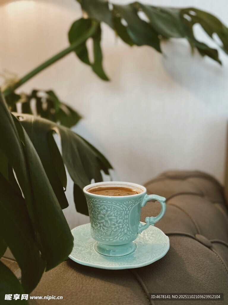 绿植旁的清新咖啡杯
