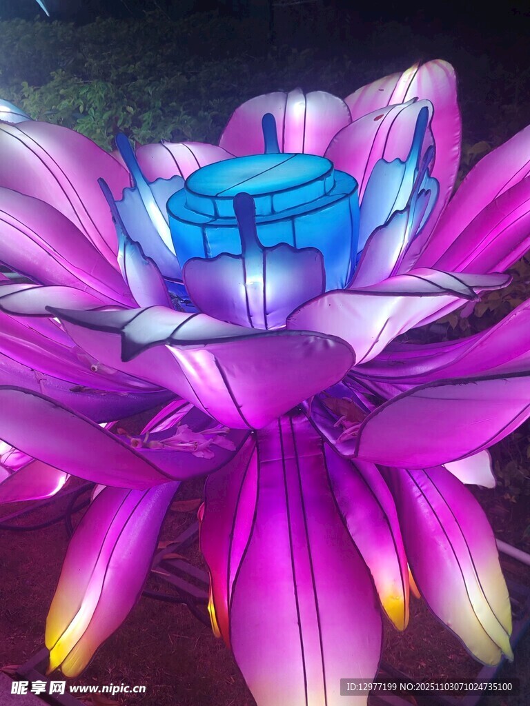梦幻紫色大型莲花造型