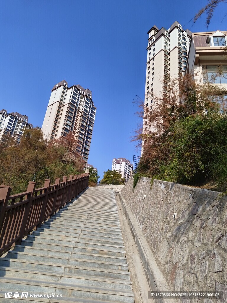 城市中通往高处的石阶步道