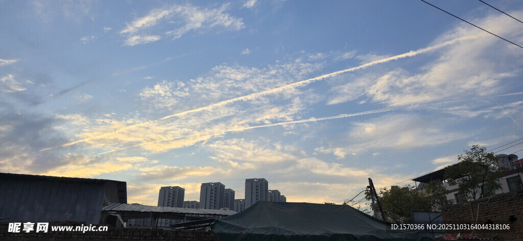 城市天际线的美丽黄昏