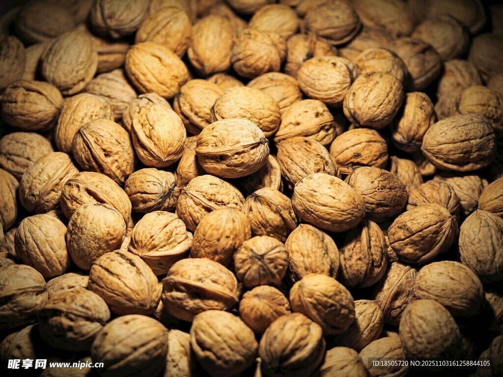 饱满核桃堆叠展示