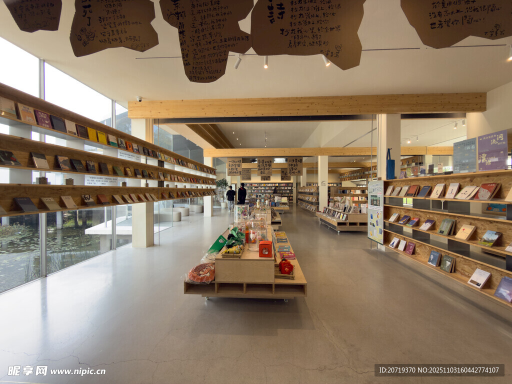 宽敞明亮的书店内部场景