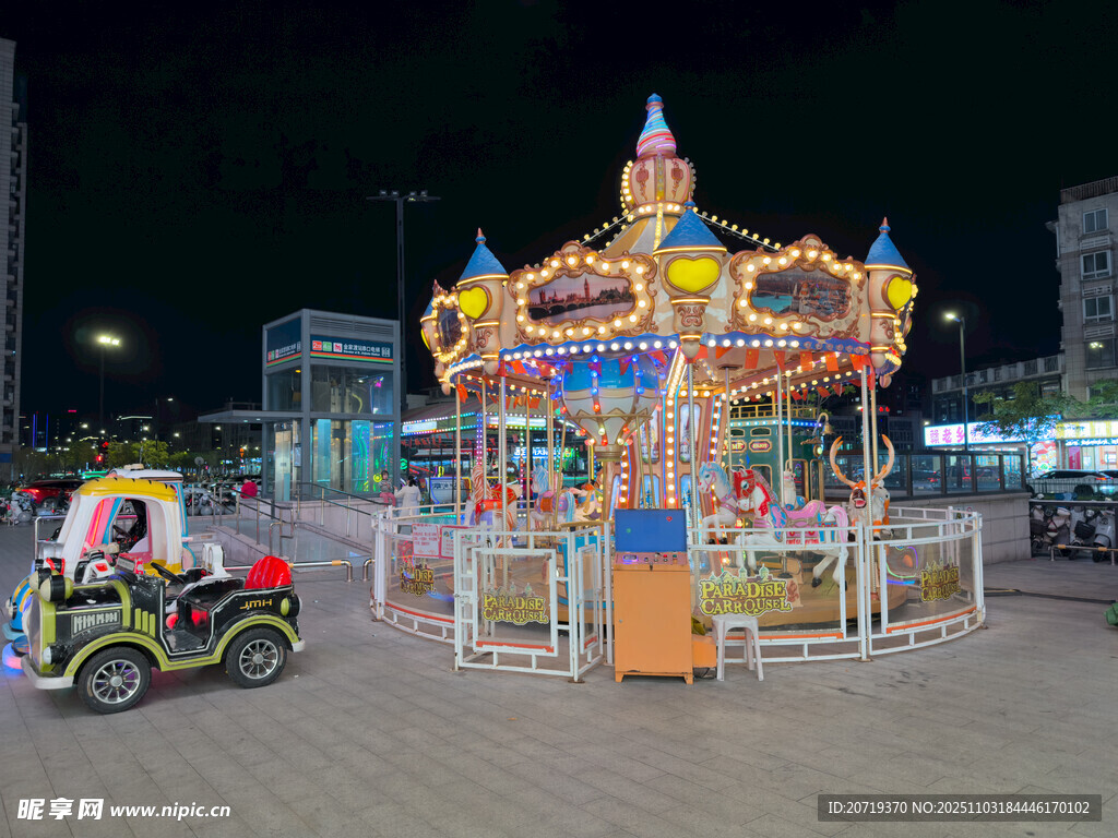 夜晚的绚丽旋转木马