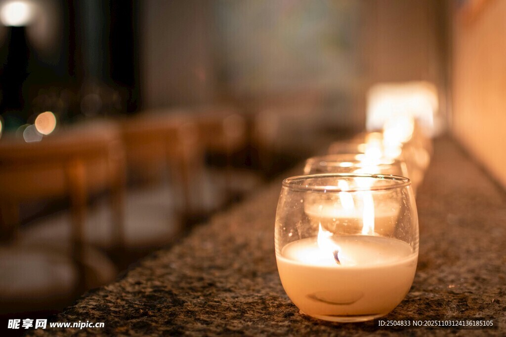 烛光摇曳营造温馨氛围