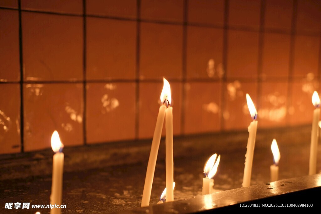 点燃的蜡烛营造温馨氛围