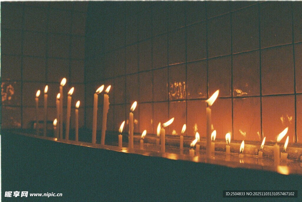 夜晚街头明亮的路灯景观