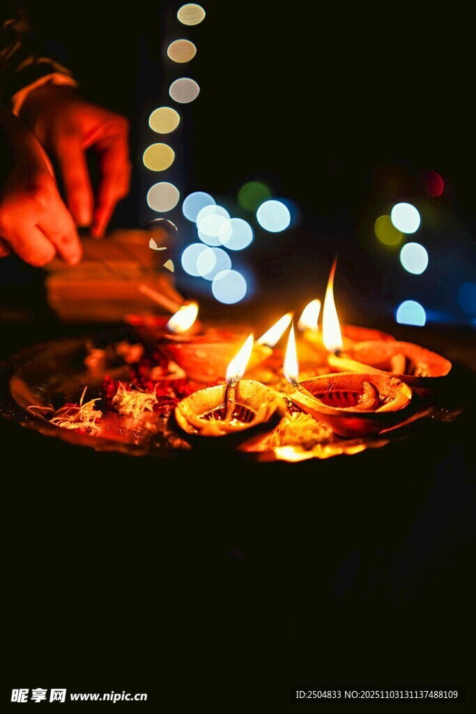 点亮排灯节油灯的温馨时刻