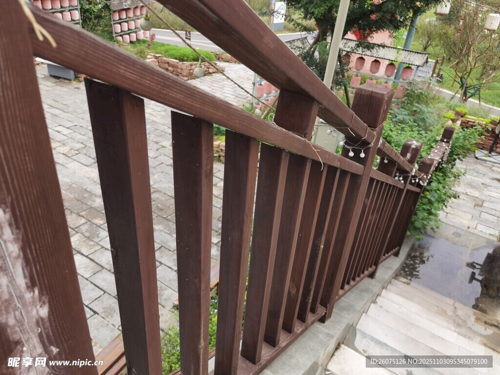 木质栏杆沿小径蜿蜒而立