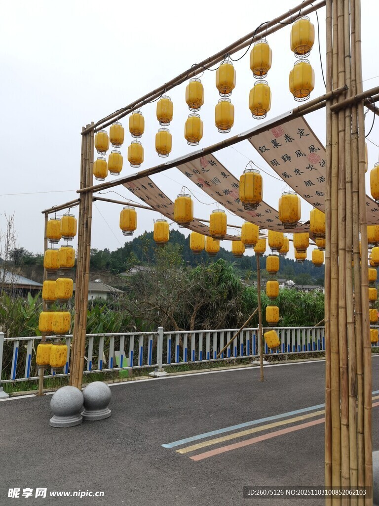 黄色灯笼装饰的户外场景