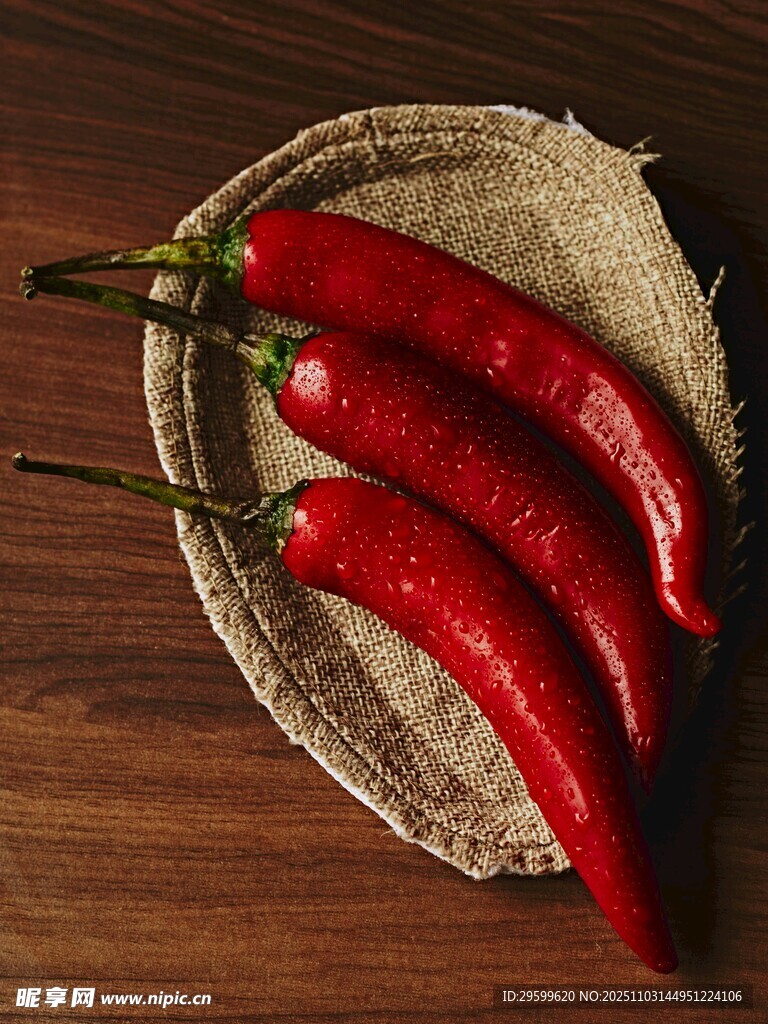 木盘上的鲜红辣椒