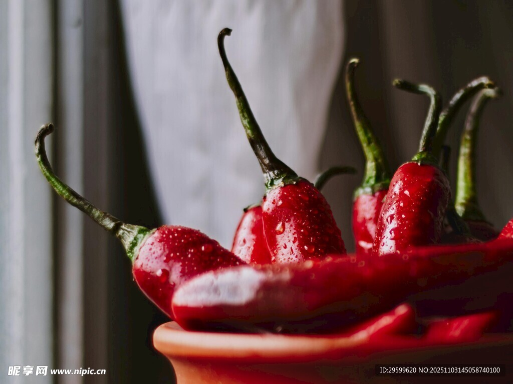 红辣椒摆放在陶制容器中