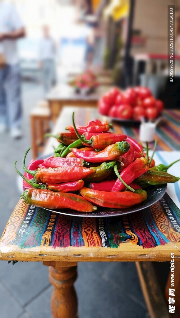 多彩辣椒摆放在木桌上