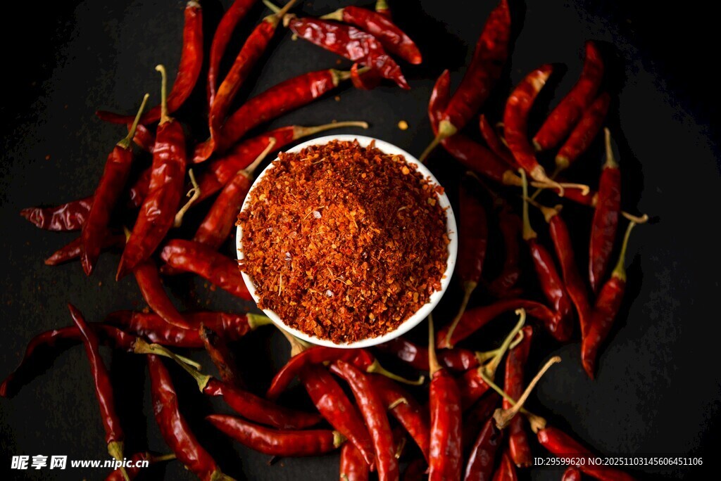 碗中辣椒粉与红辣椒环绕