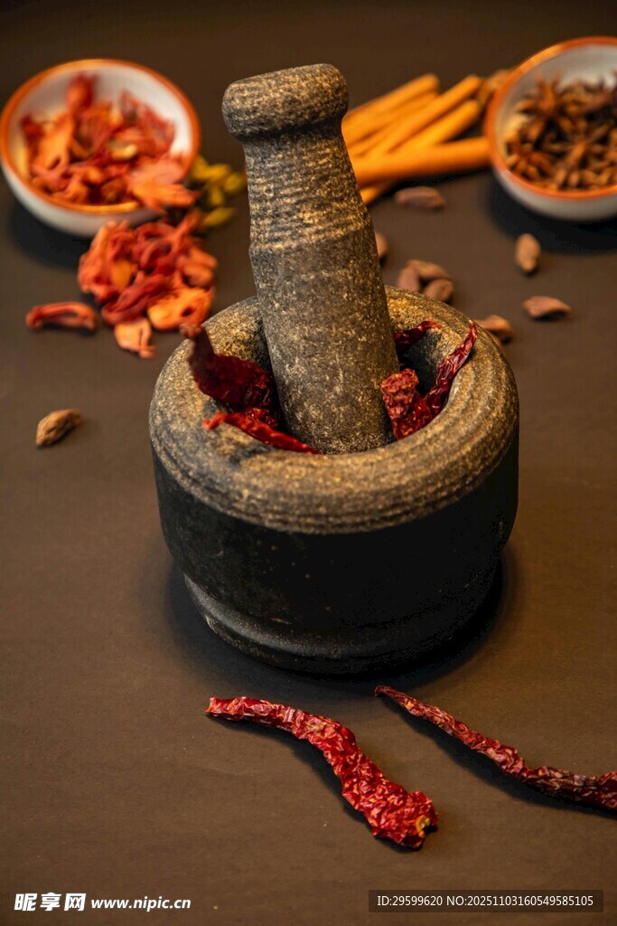 石臼中的多彩香料