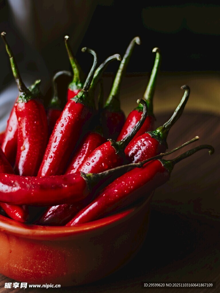 红辣椒盛于碗中