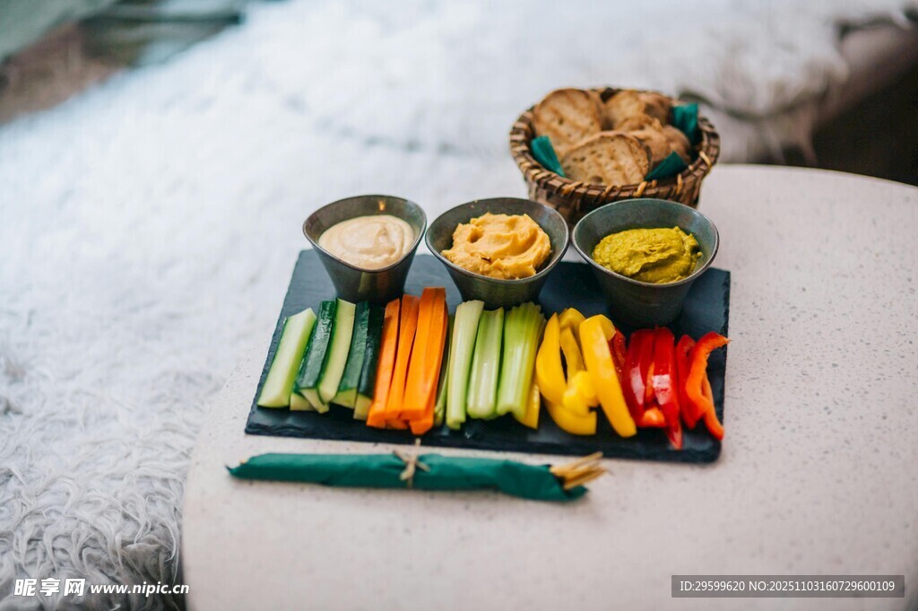 多彩蔬菜配美味小吃
