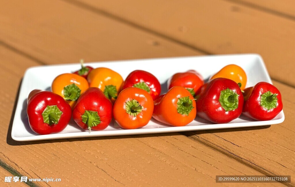 多彩甜椒摆放在白色托盘上