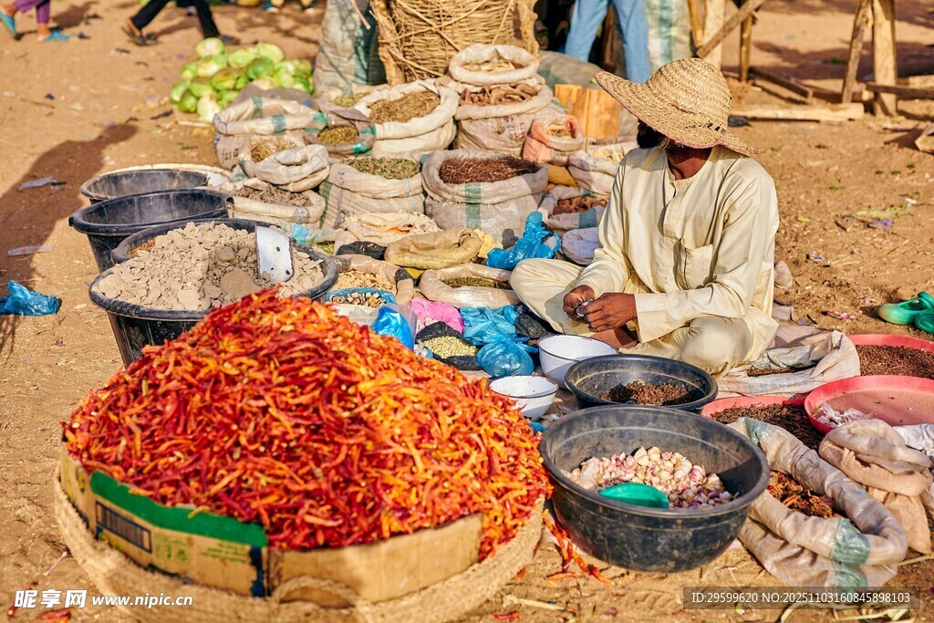 热闹的露天香料交易市场
