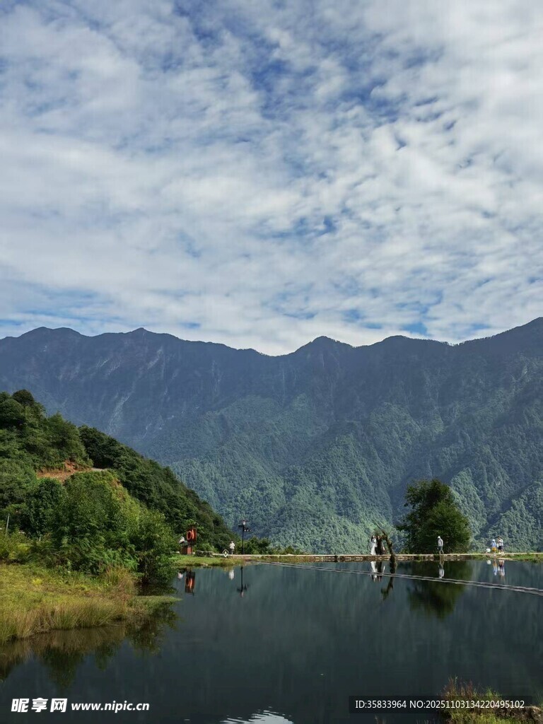 山水相依的静谧湖景