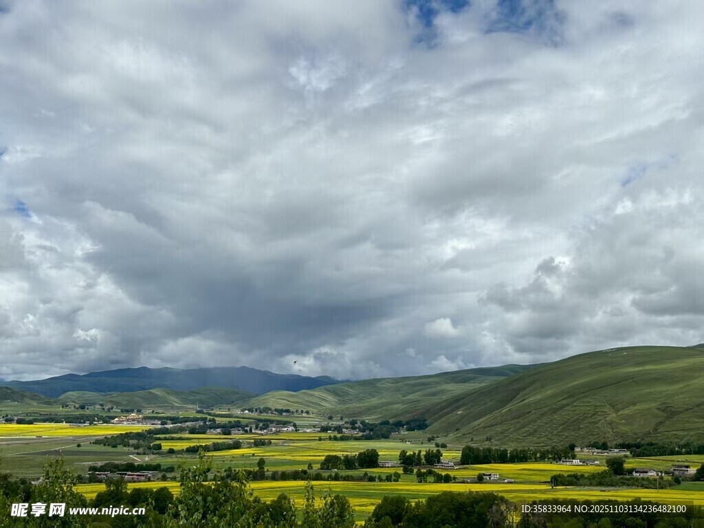 田园风光中的黄绿田野与远山