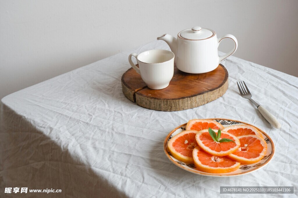 简约餐布上的茶与西柚拼盘