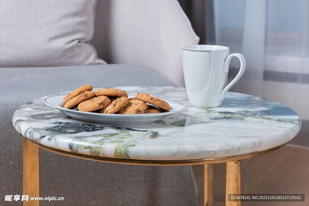 茶几上的饼干与咖啡杯
