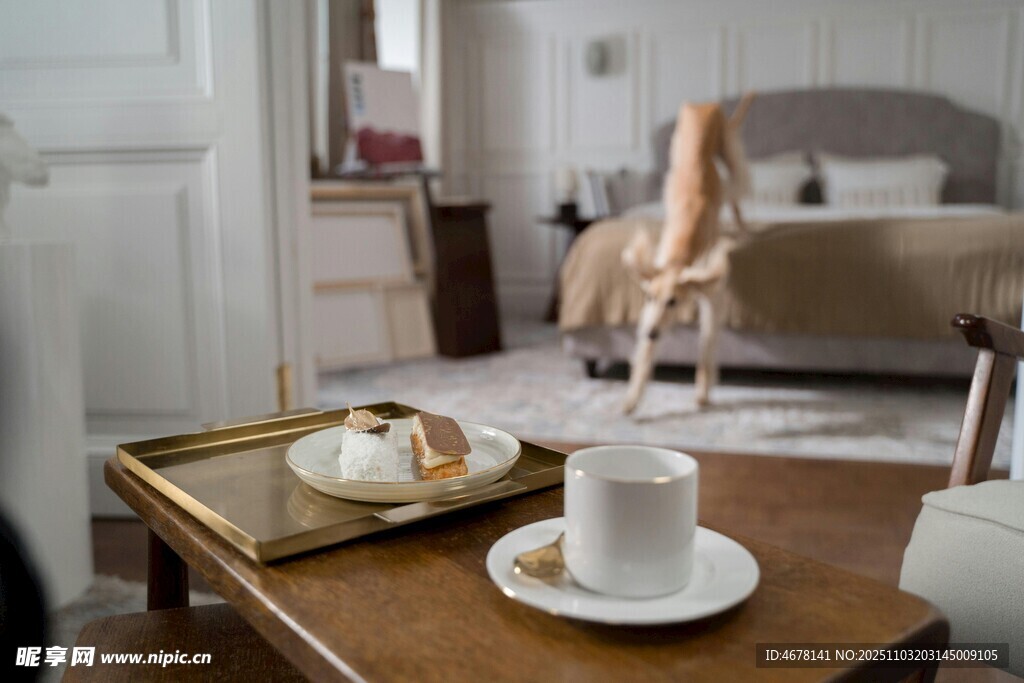 温馨卧室中的精致茶点场景