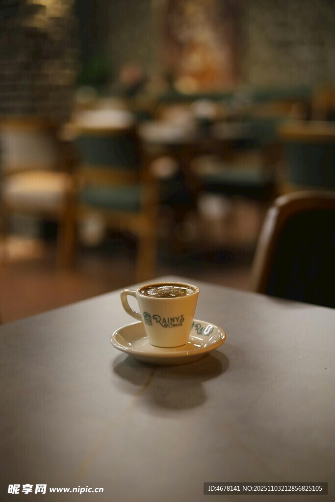 桌上精致咖啡杯碟特写