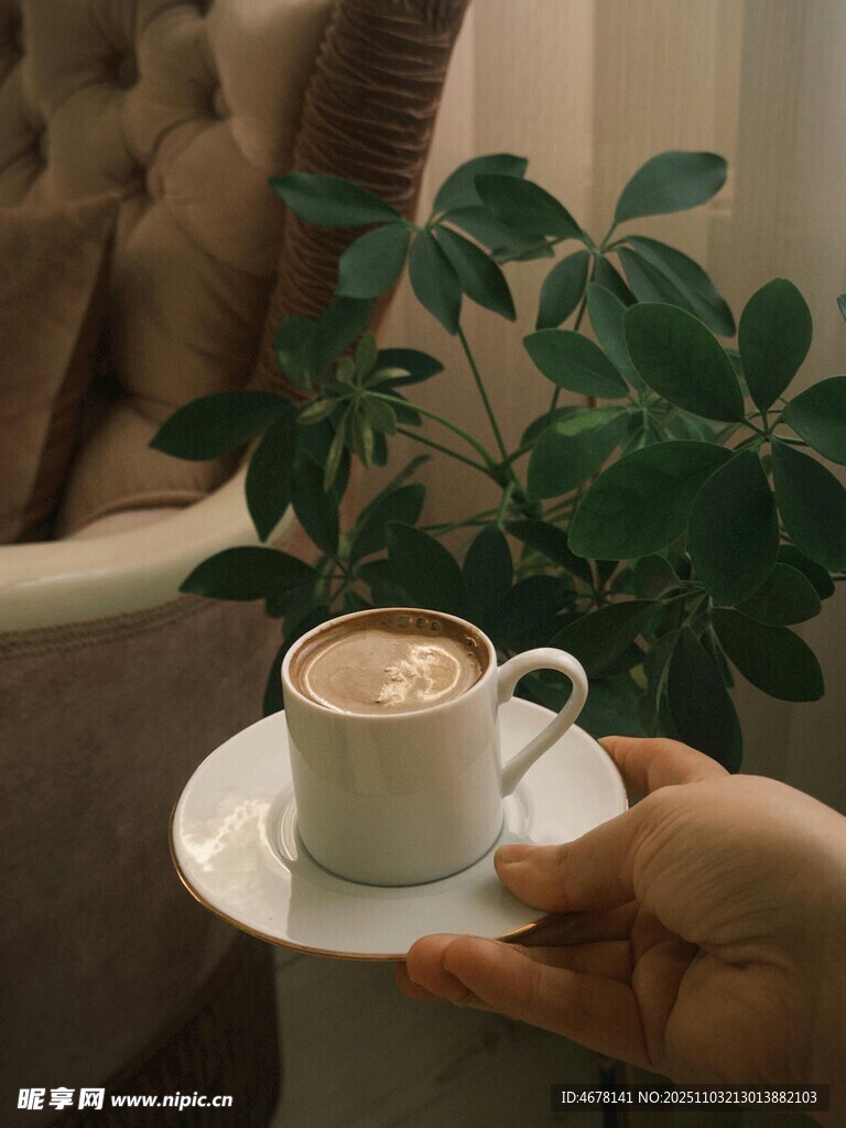 手捧温馨咖啡惬意时光