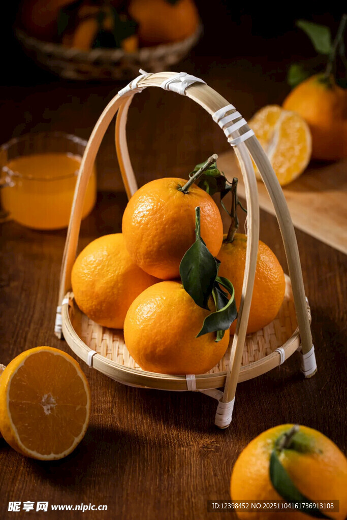 竹篮中的新鲜橘子
