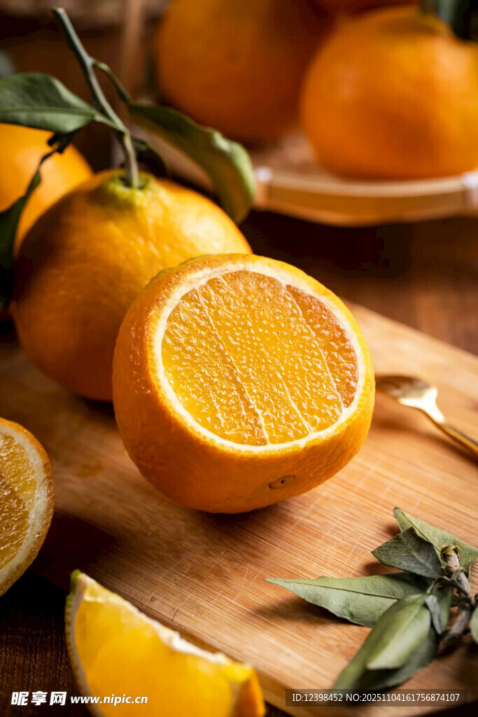新鲜橙子摆放在木砧板上