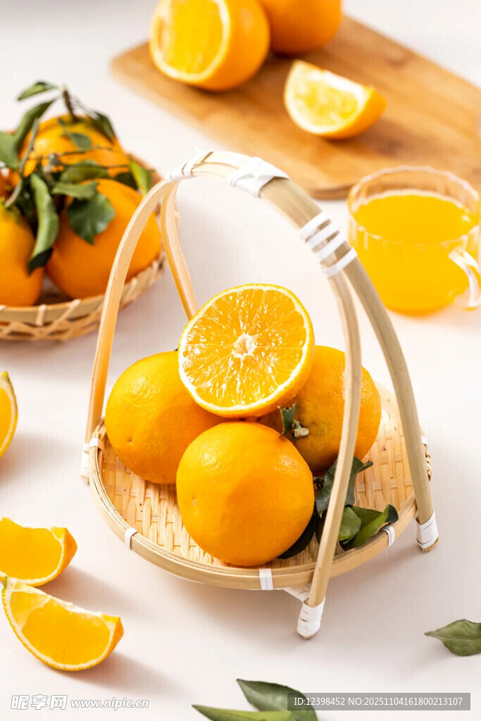 竹篮中的新鲜橙子