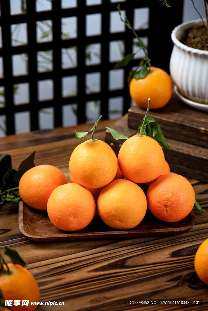 木盘上的新鲜橘子