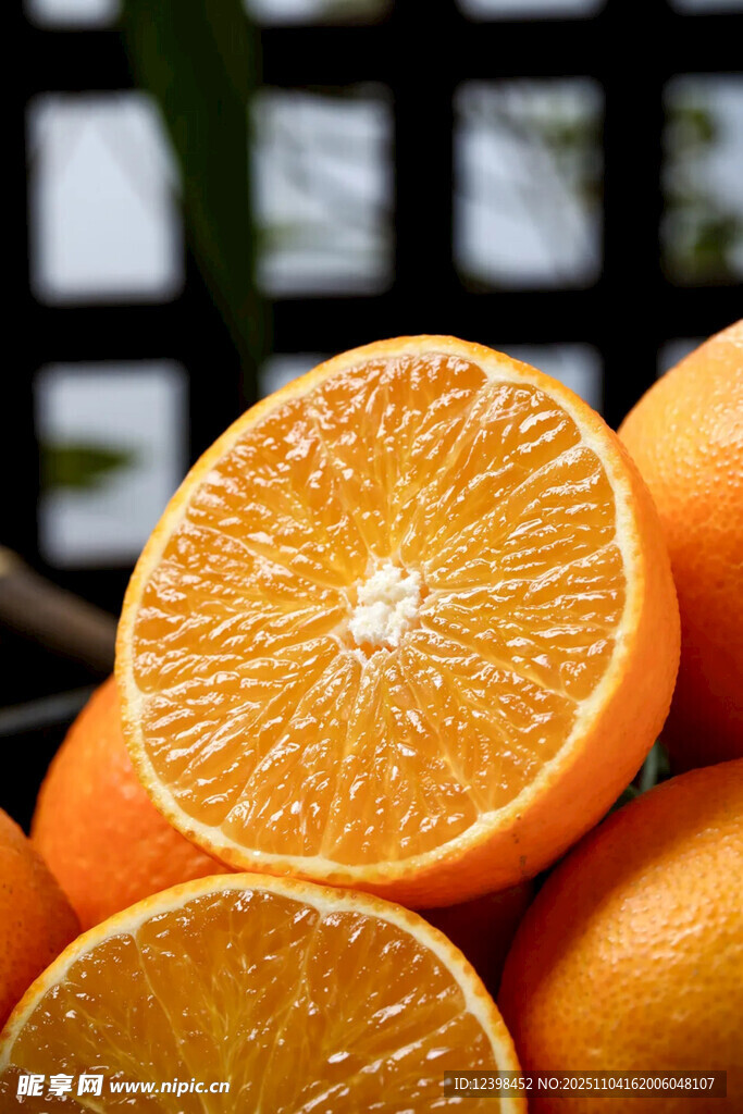 新鲜多汁的橙子堆叠