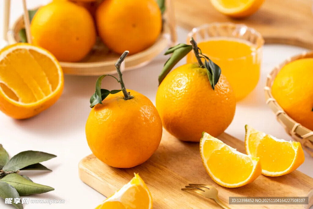 新鲜饱满的橙子及切片