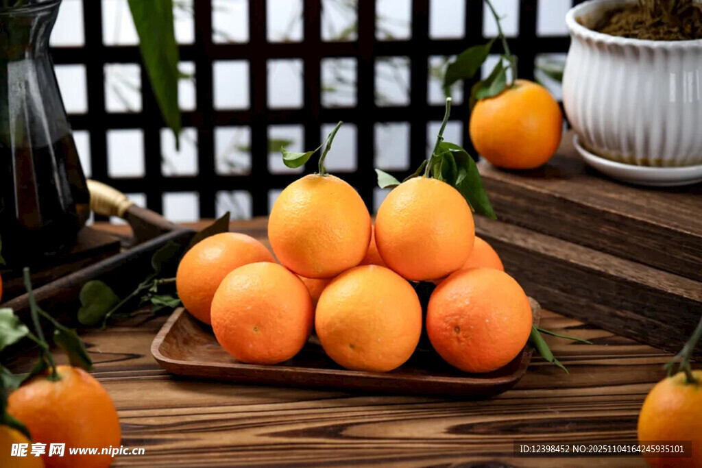 木盘上的新鲜柑橘果实
