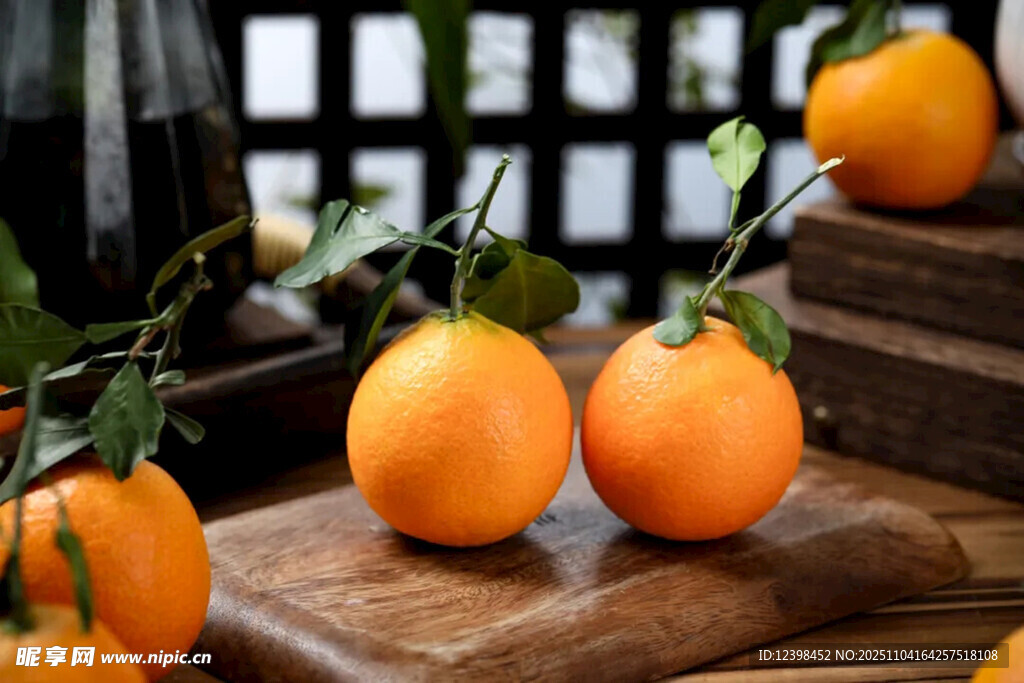 木桌上的新鲜带叶小橘子