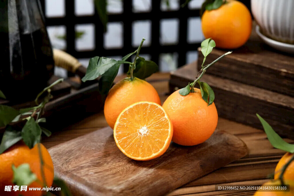 新鲜诱人的木桌摆放橙子