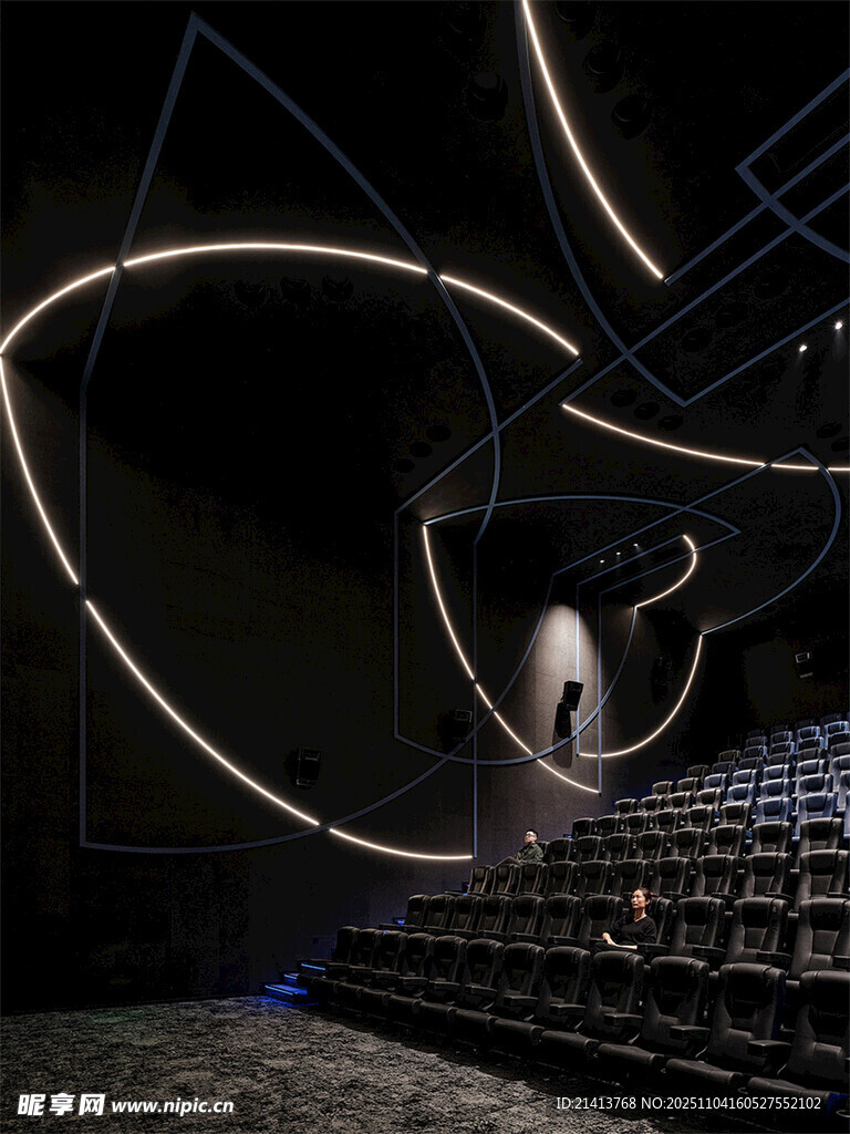剧院内的弧形灯光艺术装置